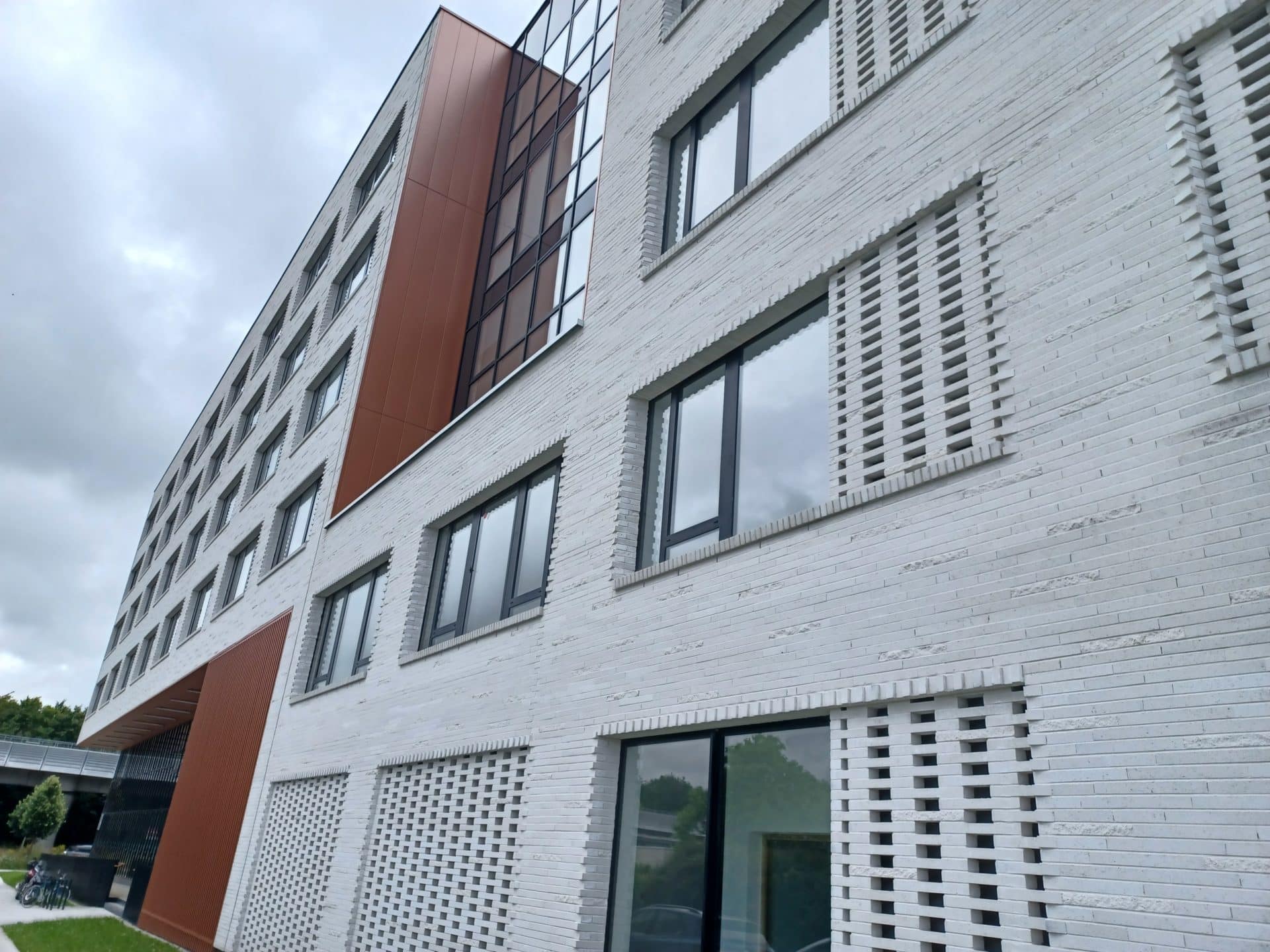 Vue_ensemble_BETOBRIK_mica_lisse_splitté