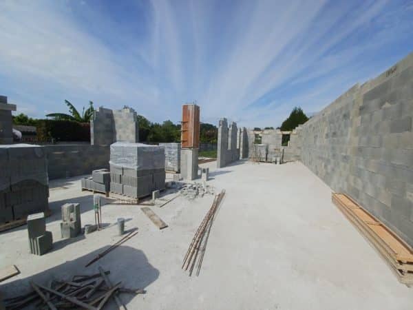 vue_ensemble_maison_individuelle_bloc_beton_isolant